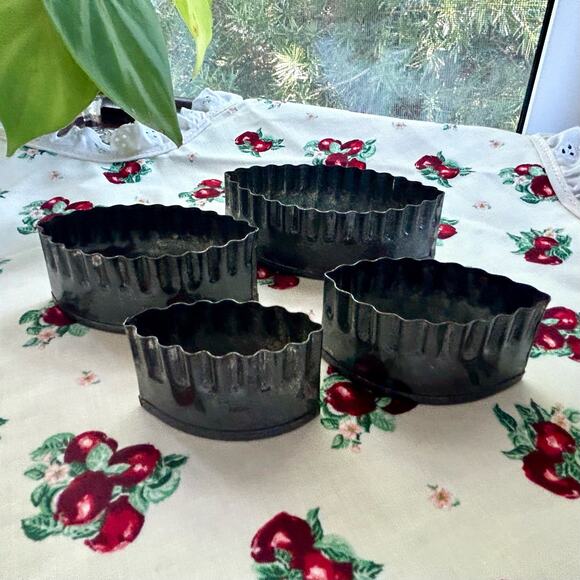 Vintage French 4 Piece Fluted Football Shaped Biscuit Cooke Cutters - Picture 8 of 16